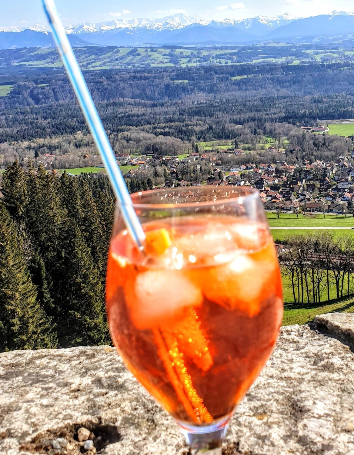 Service39 – Klimaanlagen – Das Bild zeigt einen Aperol Spritz, einen beliebten italienischen Cocktail auf Weinbasis.